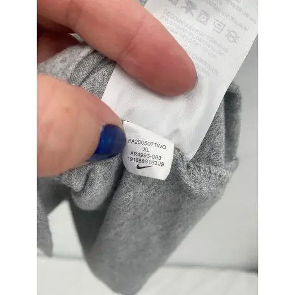 The Nike Tee Embroidered Look Gray Swoosh Logo Red Shirt Men's XL Ar4993-063 - Picture 5 of 7